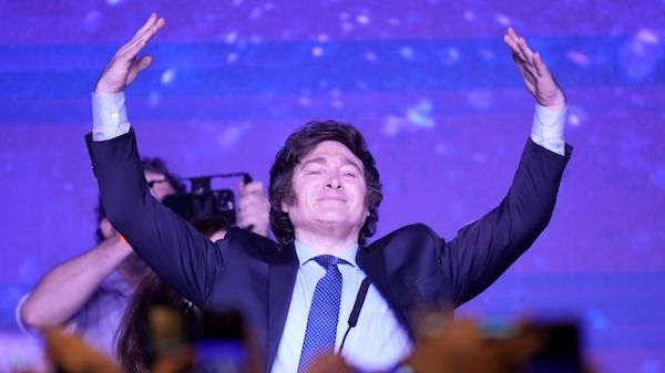 Fotografia Javier Milei ganando la presidencia de argentina
