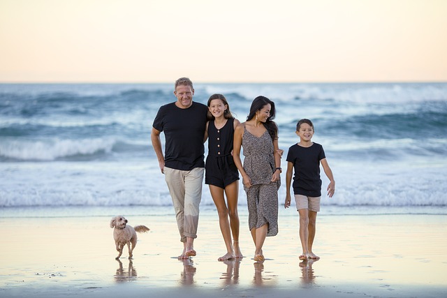 imagen familia paseando playa, fondo inversion garantizado